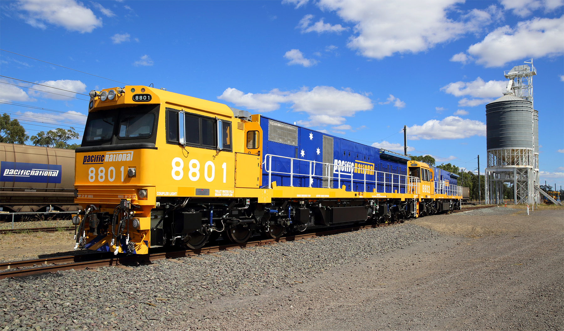 SDA2型交流传动内燃机车